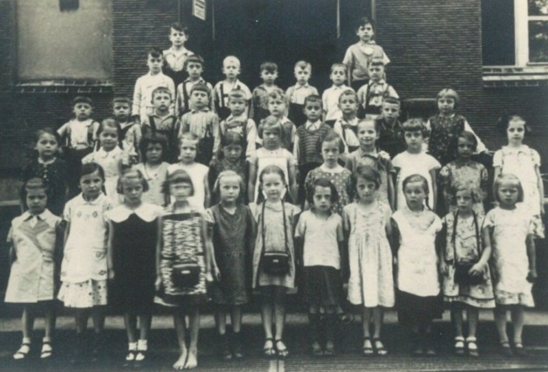 Lübener Volksschüler der Jahrgänge 1930/31 vermutlich zur Einschulung