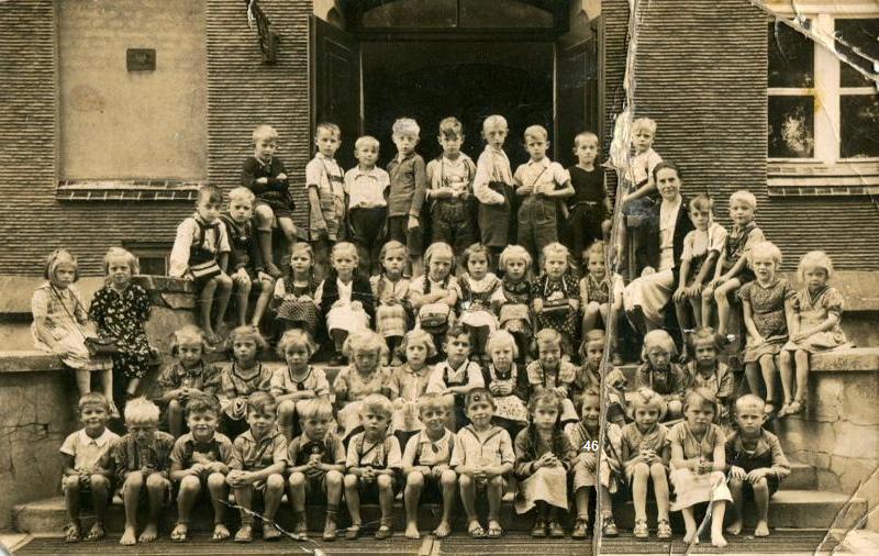 Lübener Volksschüler der Jahrgänge 1933/34 mit Lehrerin Else Zemke im Jahr 1943