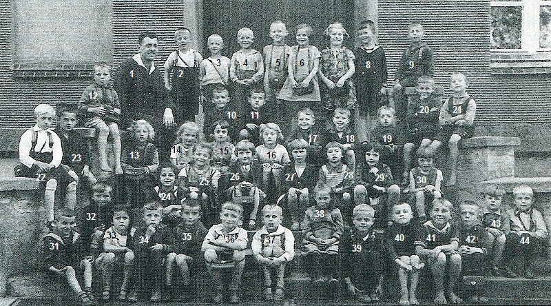 Lübener Volksschüler der Jahrgänge 1922/23 mit Lehrer Jerke um 1931