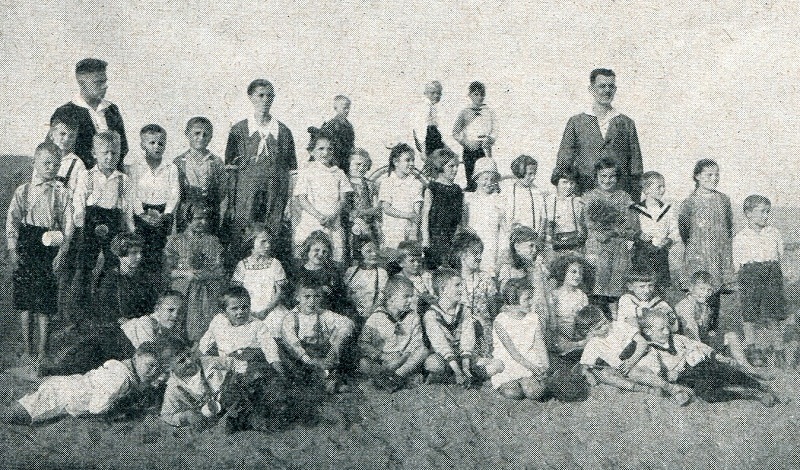 Lübener Volksschüler der Jahrgänge 1919/20 mit den Lehrern Jerke, Schroeckh und Frau Ludewig