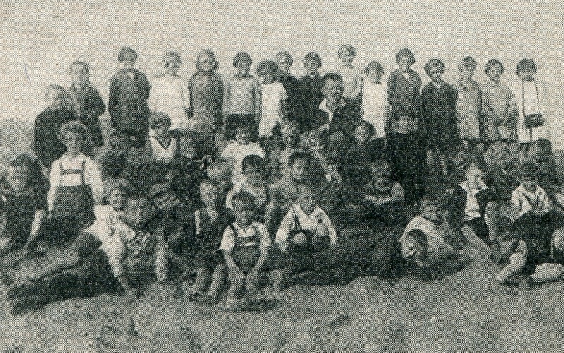 Volksschüler der Jahrgänge 1921/22 auf Wanderung zum großen Exerzierplatz