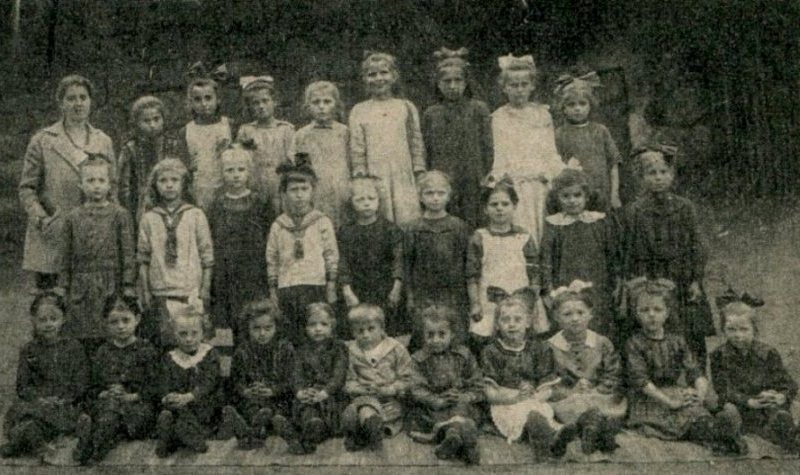 Lübener Volksschulklasse Jahrgäng 1912-1913 mit Lehrerin Martha Heintze um 1921