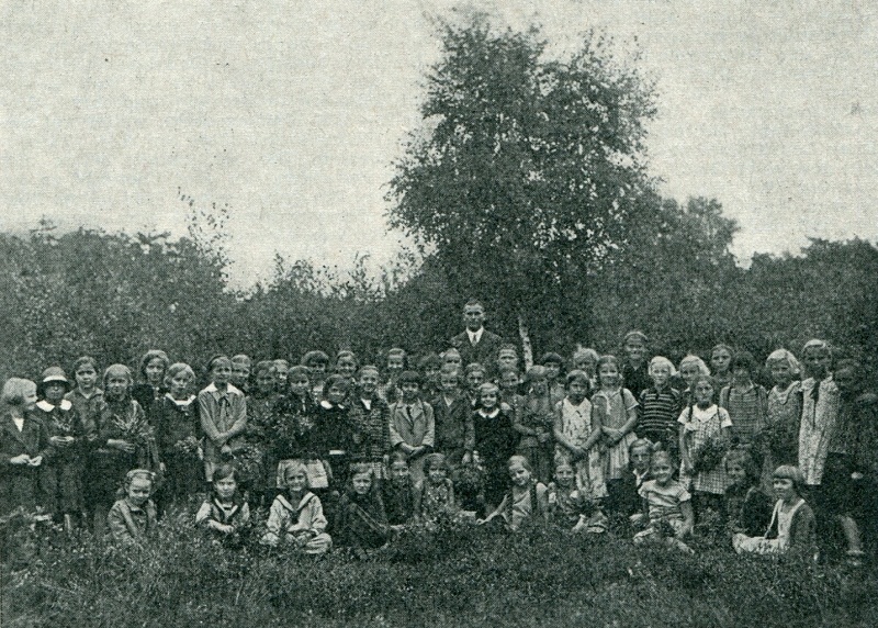Lübener Volksschüler der Jahrgänge 1920/21 mit Lehrer Gutsche auf Wanderung in der Heide um 1929