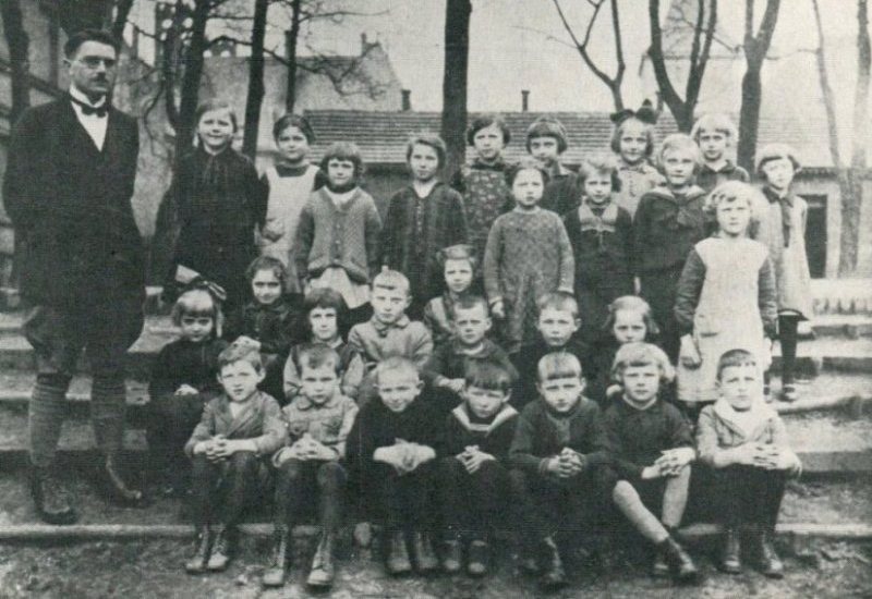 Lübener Volksschüler der Jahrgänge 1919/20 mit Lehrer Strahler ca. 1929