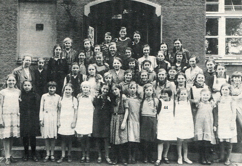 Lübener Volksschülerinnen  mit Lehrerin Martha-Helene Scheitzel