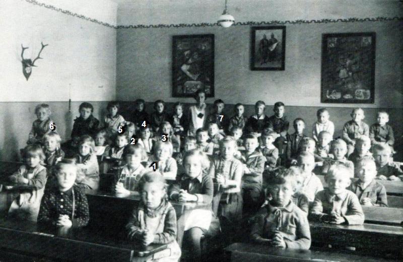 Lübener Volksschüler der Jahrgänge 1927/28 mit Klassenlehrerin Fräulein Müller ca. 1934