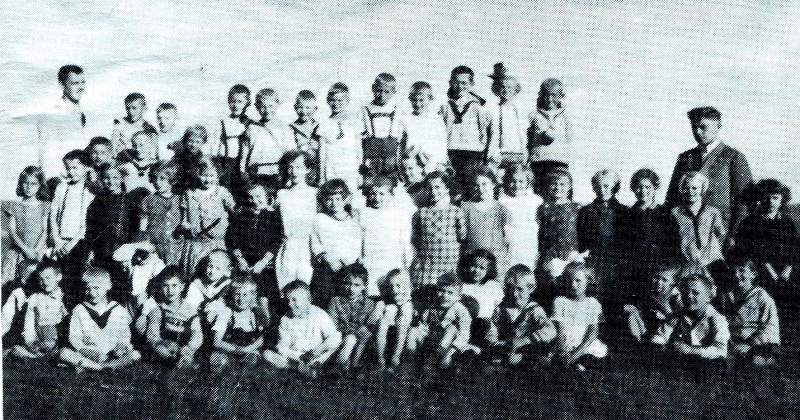 Lübener Volksschüler der Jahrgänge 1919/20 mit den Lehrern Jerke und Schroeckh im Schuljahr 1927/1928 bei einem Ausflug in die Oberförsterei