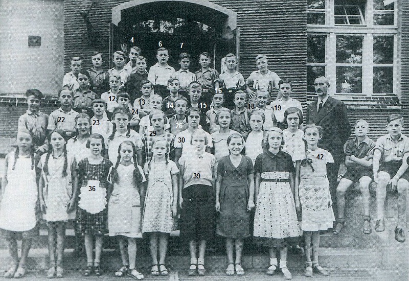 Lübener Volksschüler der Jahrgänge 1923/24 mit Lehrer Schulz im Jahr 1934