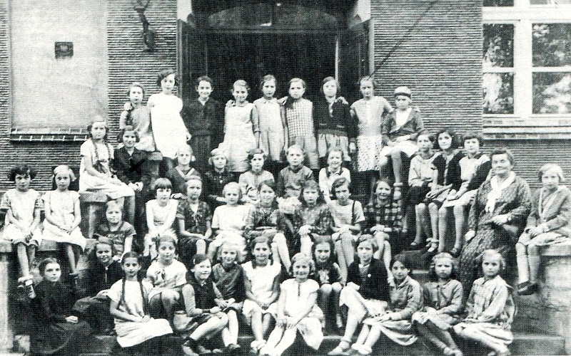 Lübener Volksschülerinnen der Jahrgänge 1919/20 mit Lehrerin Martha Bruckisch ca. 1930