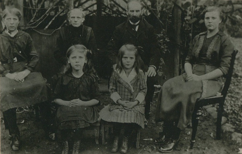 Meine Großeltern Marie-Luise und Gustav Lubrich mit den Töchtern Gertrud, Elli, Herta und Helene, wohl um 1915 im Garten Bleicherdamm