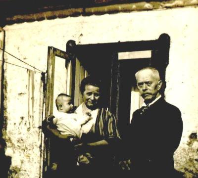 Richard und Ella Kassner mit einem Enkelkind um 1940
