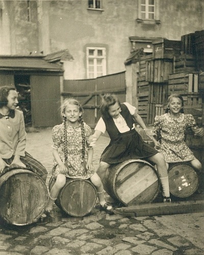 1943: Ruth Kühn mit ihren Freundinnen auf dem Hof der Gurkeneinlegerei Hoffmann
