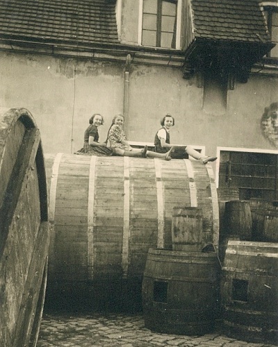 1943: Ruth Kühn mit ihren Freundinnen auf dem Hof der Gurkeneinlegerei Hoffmann