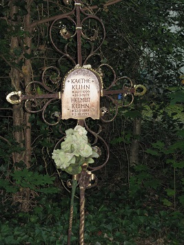 Ruhestätte von Käthe und Helmut Kuhn auf dem Friedhof St. Georg in München/Bogenhausen, 2013