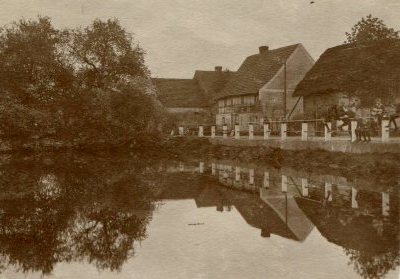 Wandervögel Wöbker, Treblin, Grubahn, Wende, Gerhard Zschau, Werner Schott mit Klampfe, Hocke, 1915