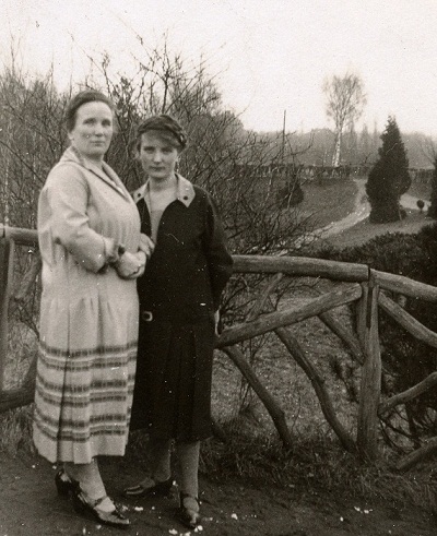 Martha Martwig und Tochter Hildegard im Jahr 1926 im Schillerpark