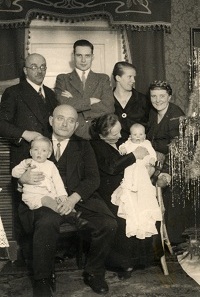 Weihnachten 1937. Ludwig Martwig mit Enkel Jürgen Velhagen. Martha Ludwig mit Enkelin Hella Petermann