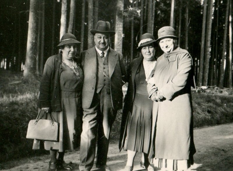 Bianca, Simon, Grete und Gertrud Philippsberg 1933 in Kloster Grüssau