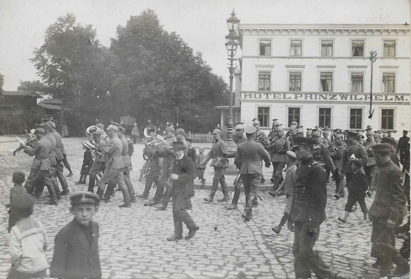 Dragoner ziehen am 6.6.1916 mit klingendem Spiel in den Krieg