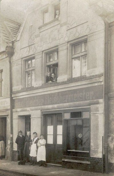 Fleischerei Max Weidner in der Niederglogauer Str. 11 im Jahr 1920