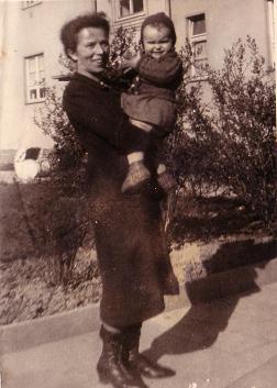 Foto aus dem Jahr 1945 vor dem Haus in der Hannoverschen Str. 27 in Leipzig-Gohlis mit Großmutter und Heidi
