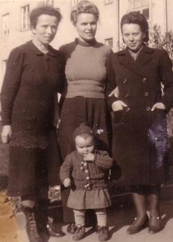 Foto aus dem Jahr 1945 vor dem Haus in der Hannoverschen Str. 27 in Leipzig-Gohlis mit Großmutter, Mutter, Tante Hilde und Heidi