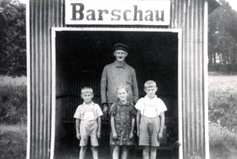 Karl Pfitzner mit seinen Kindern Ernst, Anneliese und Karl am Haltepunkt der Kleinbahn Raudten-Polkwitz in Barschau