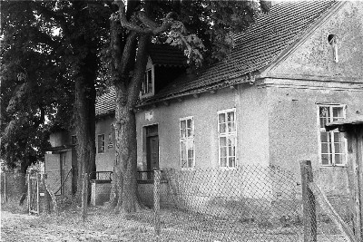 Unsere 1937 erbaute Schule im Jahr 1964