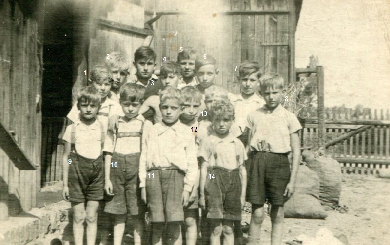 Dank an Karl-Heinz Wilke für die Jungen der Barschauer Volksschule auf dem Schulhof