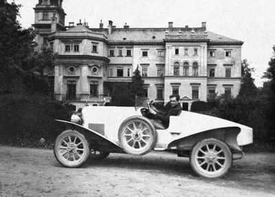 Der Amerikaner Francis Pfotenhauer vor dem Alten Schloss Dittersbach