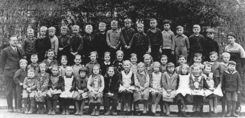 Volksschulklasse Klein Gaffron 1937 mit Kantor Martin Barth und Lehrerin Katharina Prohl