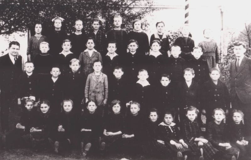 Schule Groß-Kotzenau 1925 mit den Lehrern Herr Wünsche und Fritz Zwirner