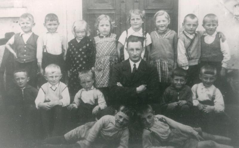 Schule Groß Kotzenau-Sand, Schulanfang April 1935 mit Lehrer Hermann Behnisch