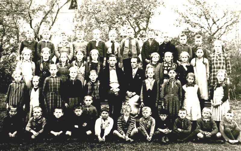 Schule Groß Kotzenau-Sand 1938 mit den Lehrern Hermann Behnisch und Alfred Herzog