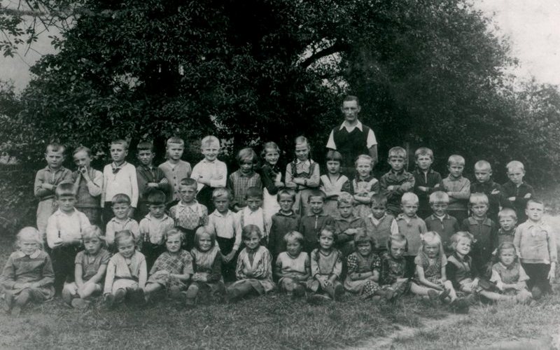 Schule Groß Kotzenau-Sand 1939 mit Lehrer Hermann Behnisch