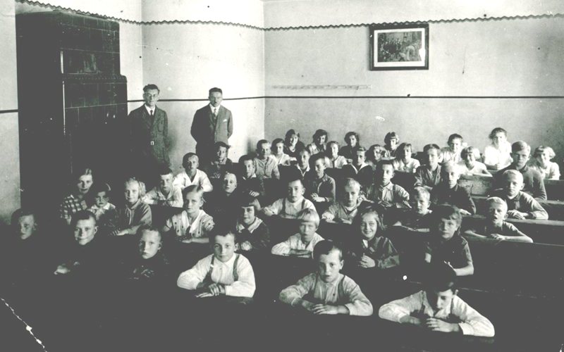 Schule Groß-Kotzenau 1930 mit den Lehrern Arthur Niedergesäß und Fritz Zwirner