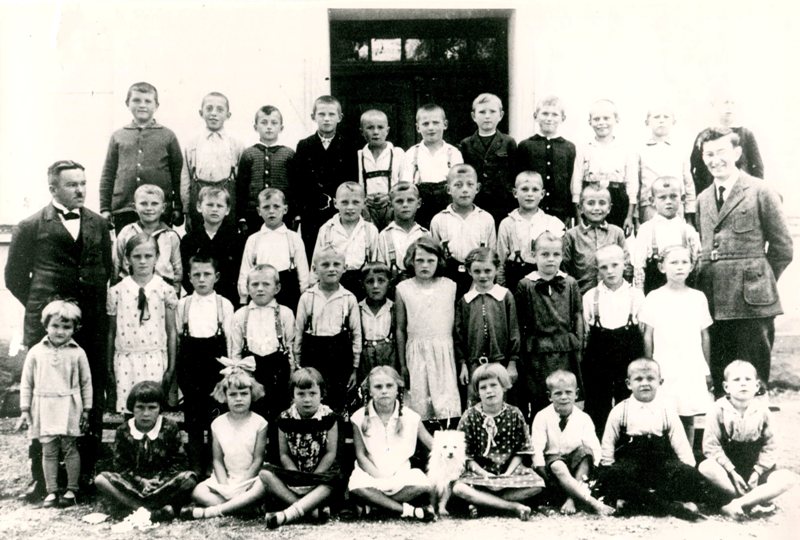 Schule Groß-Kotzenau um 1930 mit den Lehrern Arthur Niedergesäß und Fritz Zwirner