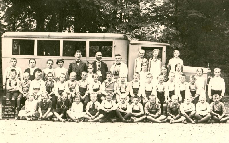 Schule Groß-Kotzenau um 1933 mit den Lehrern Arthur Niedergesäß und Fritz Zwirner auf einem Ausflug