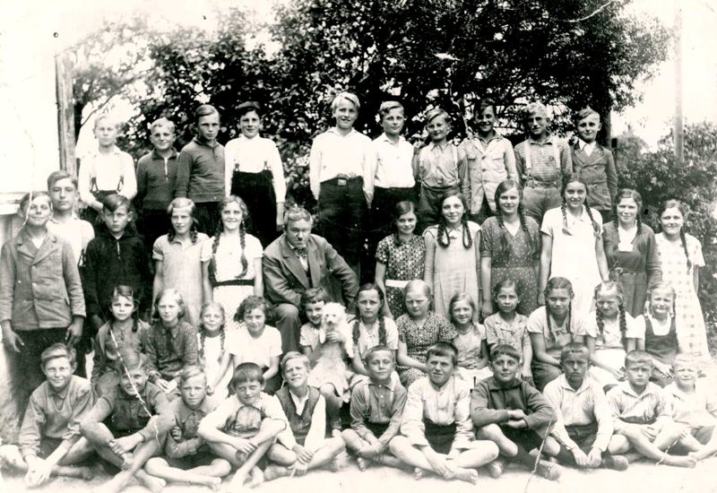 Schule Groß-Kotzenau 1937 mit Lehrer Arthur Niedergesäß