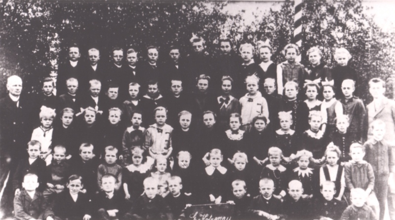 Volksschule Groß Kotzenau 1919 mit den Lehrern Mahler und Fritz Zwirner