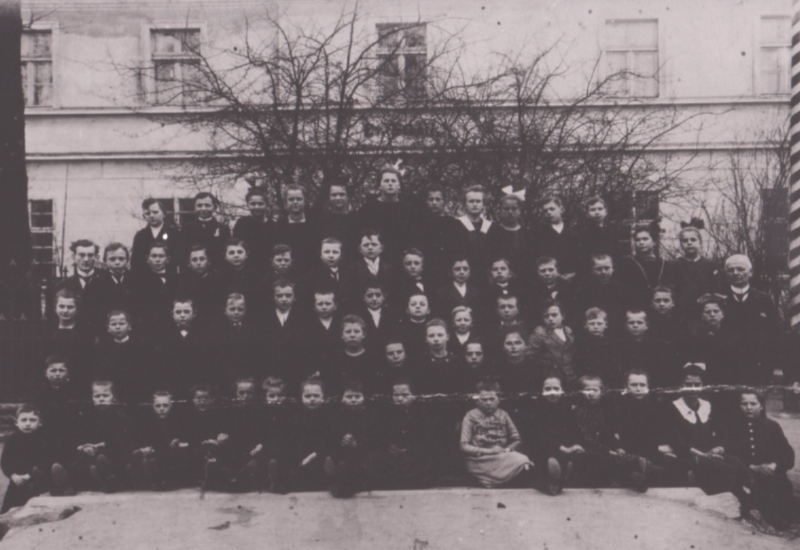 Volksschule Groß Kotzenau 1920 mit den Lehrern Fritz Zwirner und Herr Mahler