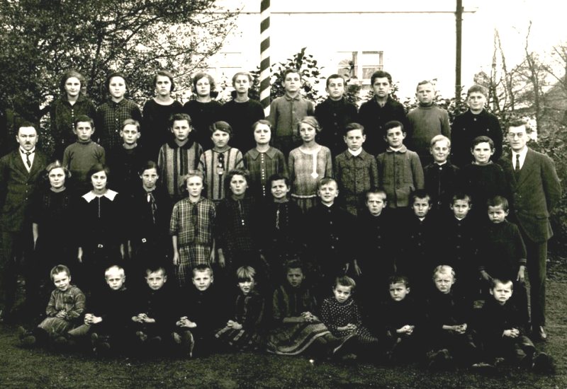 Schule Groß-Kotzenau 1925 mit den Lehrern Arthur Niedergesäß und Fritz Zwirner