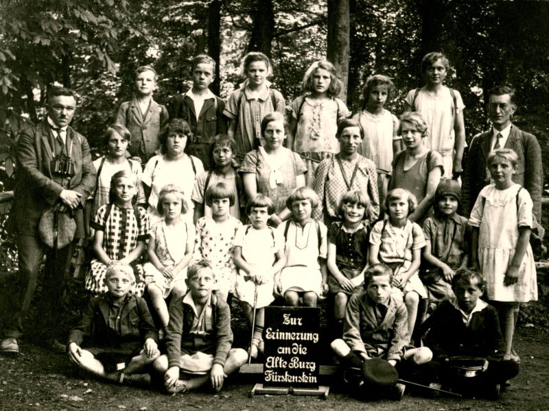 Schule Groß-Kotzenau um 1931 mit den Lehrern Arthur Niedergesäß und Fritz Zwirner