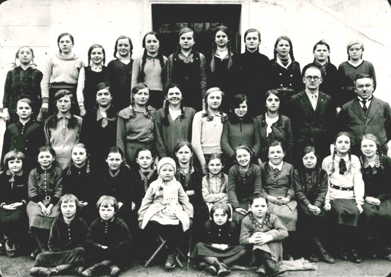 Schule Groß-Kotzenau 1934 mit den Lehrern Wilhelm Köhler und Arthur Niedergesäß