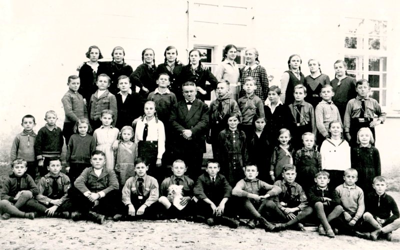Schule Groß-Kotzenau 1935 mit Lehrer Arthur Niedergesäß