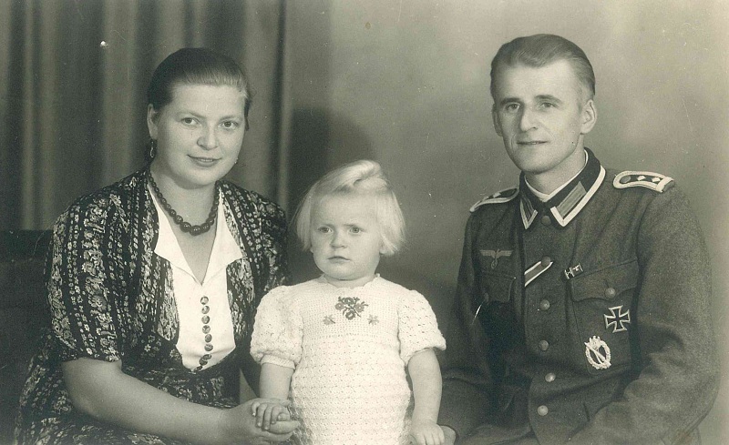 Familienbild 1944 Heinz und Erna geb. Aumann mit Tochter