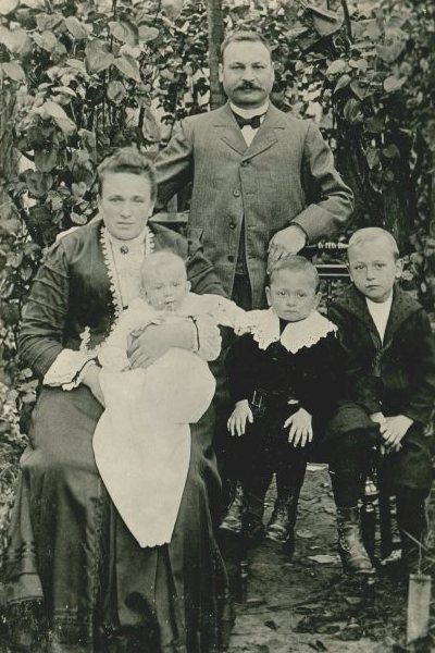Emma und Max Fitzner, die Söhne Erich, Ernst und Walter im Jahr 1909