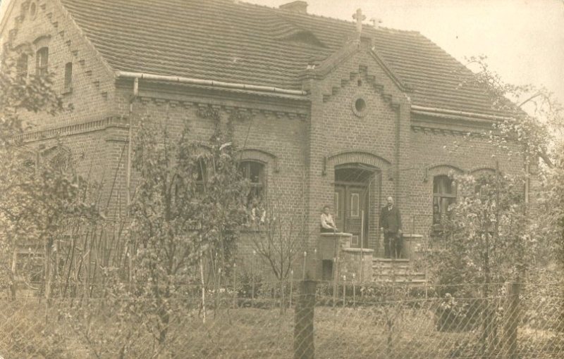 Lehrer Max Fitzner vor seiner Schule in Koslitz um 1920