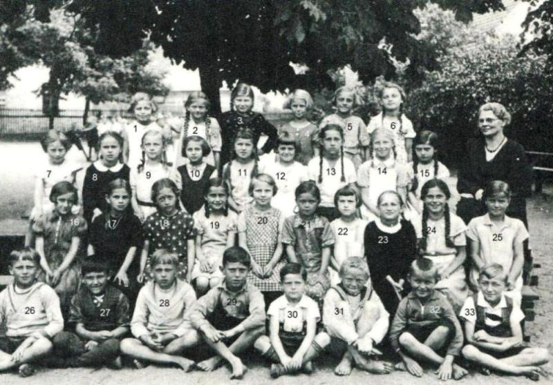 Geburtsjahrgang 1927/28 mit Lehrerin Gertrud Geithe um 1937