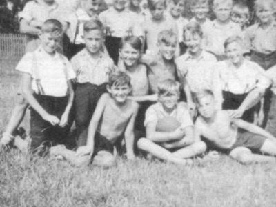 Klassenbild, vor der Badeanstalt Kotzenau, 1939